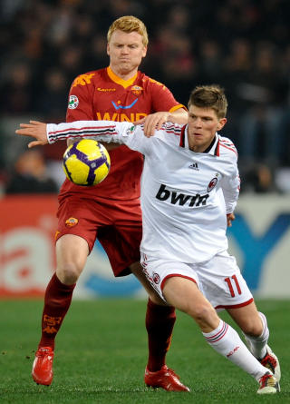 TRENER EKSTRA: John Arne Riise er ingen pusling, men legger likevel inn ekstra �kter med styrke for kn�r og ankler for � unng� skader. Her i duell med Beckhams lagkamerat i A.C. Milan, Klas-Jan Huntelaar. Foto: Andreas Solaro, AFP/Scanpix