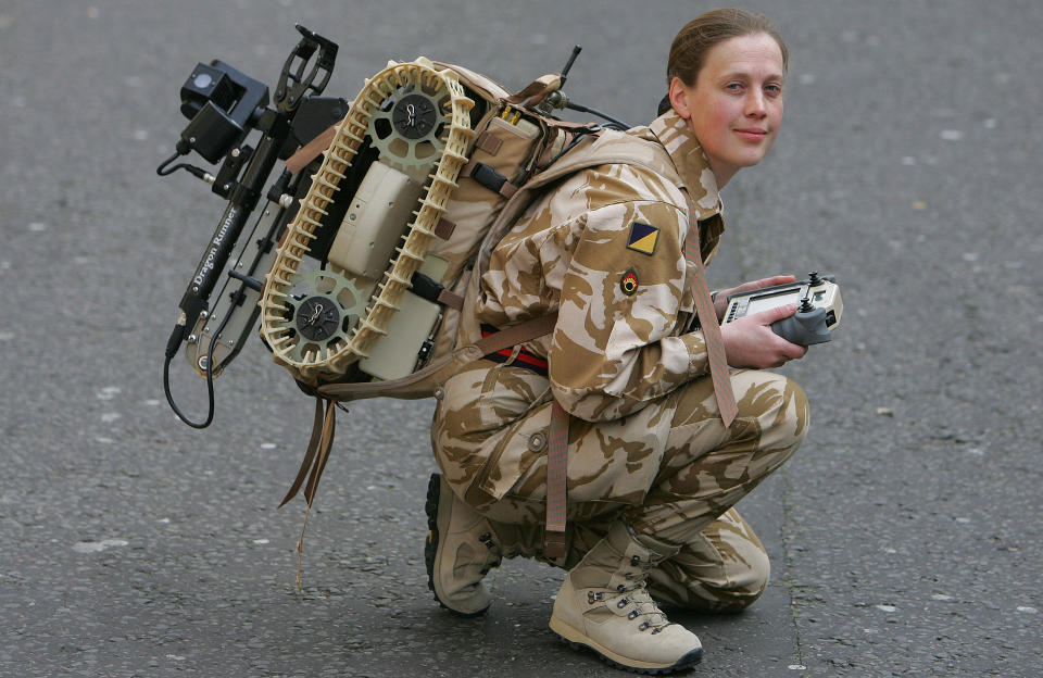 LITEN OG LETT: Kaptein Judith Gallagher i avdelingen 11 EOD (Explosive Ordnance Disposal) Regiment viser her frem �Dragon Runner�, det nye v�penet mot bombefeller og IEDer i Afghanistan og alle andre steder britiske soldater ferdes. Foto: AFP/GEOFF CADDICK/SCANPIX