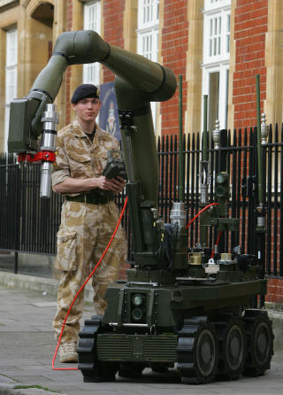 STOREBROR: Visekorporal Ben Miller viser frem den nye og st�rre bomberoboten �Cutlass�. Den vil neste �r erstatte britenes gode gamle �trilleb�ren� som har v�rt i tjeneste siden 70-tallet. Foto: AFP/GEOFF CADDICK/SCANPIX