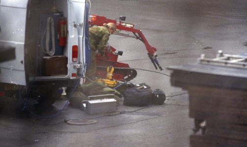 TEODOR: Dette er det norske forsvarets store bomberobot tEODor i aksjon etter at det i 2008 ble sl�tt full bombealarm i Drammen da en
35 �r gammel mann fortalte politiet at han hadde en koffert med en bombe i bagasjerommet p� bilen som sto parkert utenfor Drammen tinghus. Men da Forsvarets bombeeksperter til slutt fikk �pnet kofferten, spratt det ut en halogenlampe, st�psel, papp og emballasje. Foto: Dagbladet