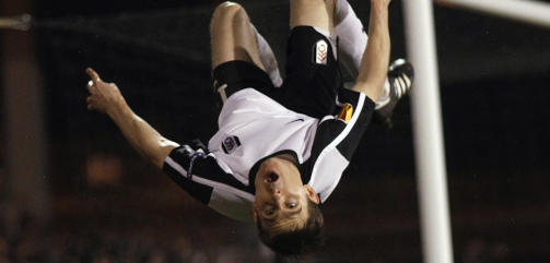 FLYR OVER EUROPA: Zoltan Gera feirer straffescoringen som ga Fulham utlikning til 4-4 sammenlagt mot Juventus. Foto: Andrew Winning, Reuters/Scanpix