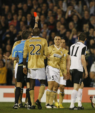 TI MANN: Juventus-stopper Fabio Cannavaro ble utvist f�r det var g�tt en halvtime. Foto: Glyn Kirk, AFP/Scanpix
