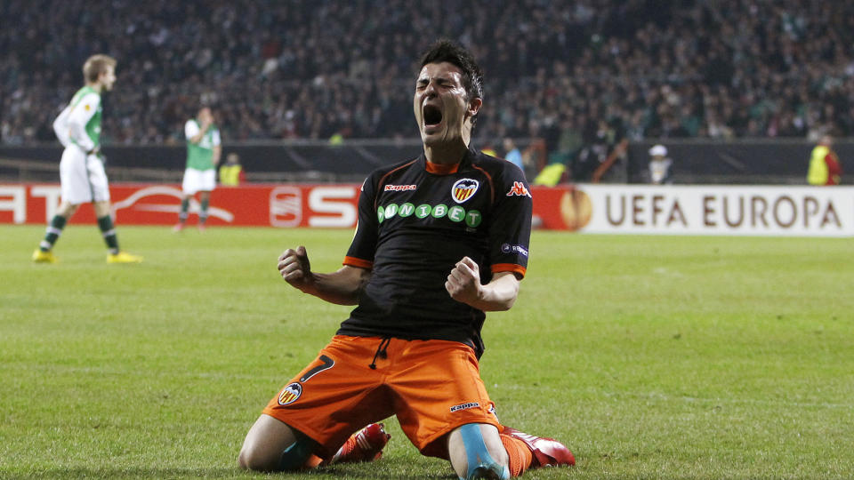 TRIPPEL: Valencias David Villa feirer ett av tre m�l i Bremen i kveld. Valencia klarte 4-4 borte og g�r videre p� bortem�l etter 5-5 sammenlagt i de to �ttedelsfinalene i Europa League. Foto: Christian Charisius, Reuters/Scanpix