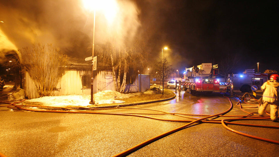 FULL FYR: Bolighuset er totalskadd etter at 24-�ringen knuste seg veg inn og satte huset i full fyr. Foto: Per Fl�the/Dagbladet