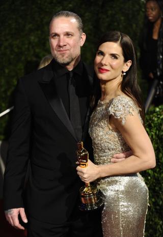 KNUTE P� TR�DEN: Sandra Bullock dropper � reise til England for � kaste glans over The Blind Side-premieren. Ryktene g�r om at ektemannen Jesse James skal ha hatt et forhold til en modell. Foto: STELLA PICTURES