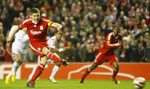 SIKKER P� STRAFFE: Etter bare ni minutter scoret Steven Gerrard p� straffe skaffet av Lucas Leiva, og dermed var Lilles forsprang fra f�rste kamp utliknet. Foto: Tim Hales, AP/Scanpix