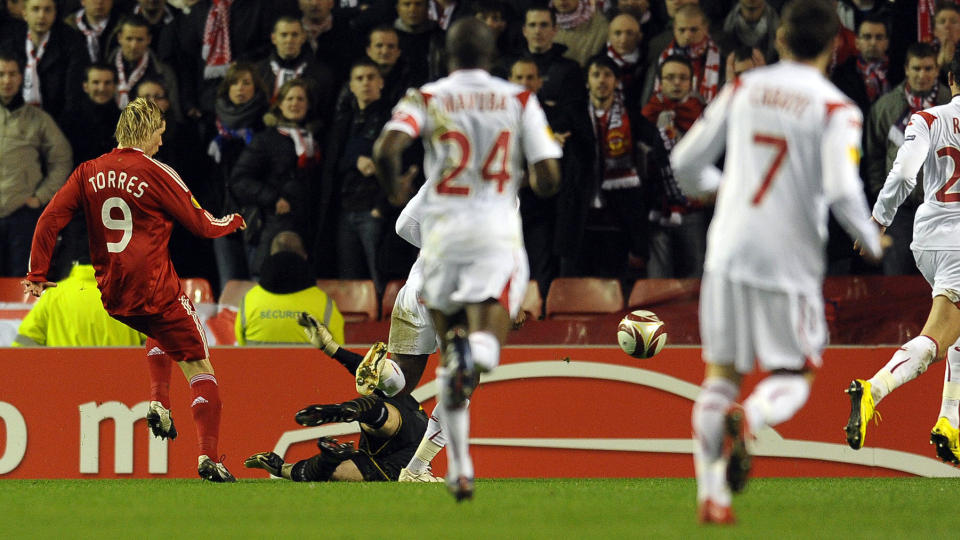 KALD AVSLUTTER: Fernando Torres setter det f�rste av sine to m�l forbi Lille-keeper Mickael Landreau. Foto: Paul Ellis, AFP/Scanpix