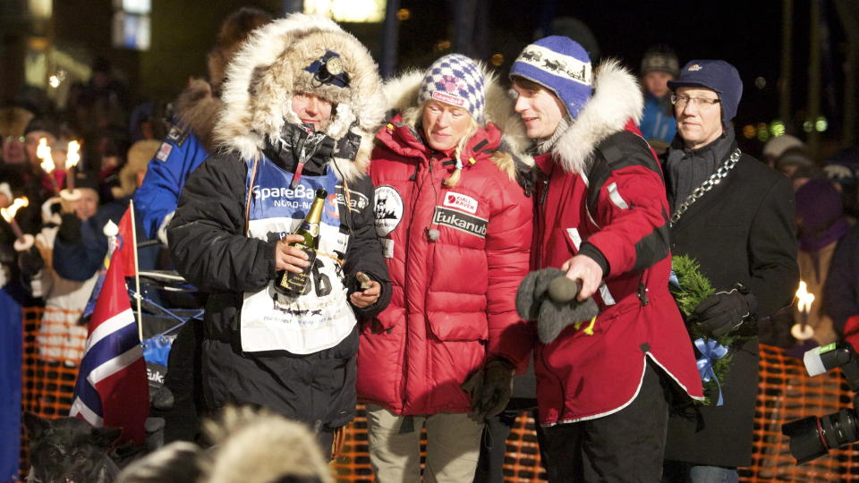  KOPIERTE SAMBOEREN: 
Ralph Johannessen (tv) kopierte samboer Inger-Marie Haalands (i midten) triumf fra i fjor da han torsdag vant Finnmarksl�pet. Han roste de to lederhundene sine for � ha dratt p� n�r de andre kanskje har v�rt litt slitne.
Johannessen brukte 129 timer og 15 minutter.

FOTO: JAN HELMER OLSEN, SCANPIX.