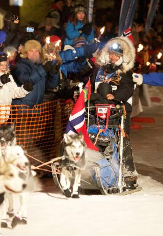  BLE HYLLET:  Et stort publikum i Alta hyller Ralph Johannessen og hundene ved m�lgang torsdag kveld. FOTO: JAN HELMER OLSEN, SCANPIX.