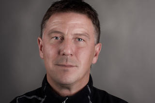 Kjell Jonevret med ryggen mot veggen, men det kun p� bilde.                                         Foto:Erik Hattrem