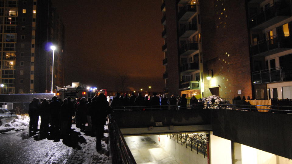  MIDT P� NATTA:  Beboere i Olav Frosts vei 3 (til h�yre) samlet p� utsiden mens evakueringen av den 13 etasjer h�ye boligblokka p�gikk i natt. FOTO: HENRIK SUNDG�RD.