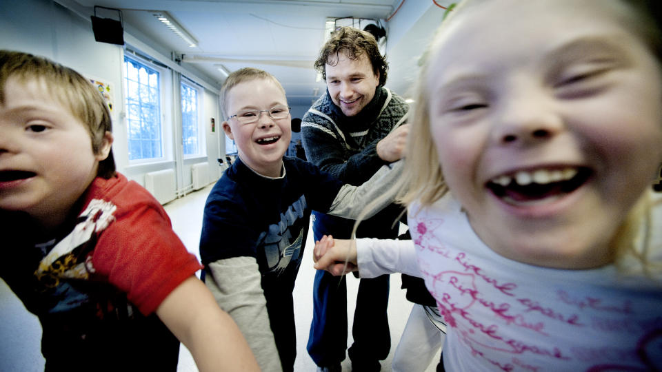 F�R IKKE OPPTRE: Dissimilis-sjef Mathias Eckoff - her sammen med Dissimilis-barn i 10 �rs-alderen, synes det er trist NRK sier nei til de utviklingshemmede artistene i den internasjonale Grand Prix-finalen. Foto: John T. Pedersen/Dagbladet