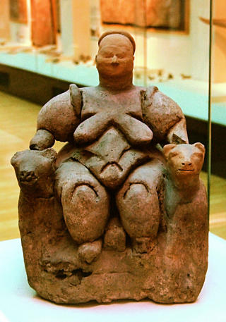GUDINNE: Denne figuren funnet i Tyrkia er blitt tolket som en kvinnelig gudinne flankert av to l�ver. Den er tidfestet til rundt 6000 f. Kr. WIKIMEDIA