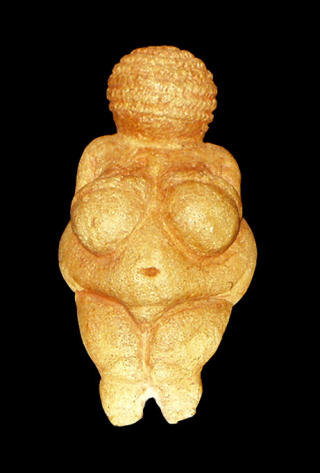 EN TILBEDT KVINNE? Kvinnen fra Willendorf er nok en venusfigur, den ble funnet i �sterrike i 1908 og er rundt 25 000 �r gammel. Foto: WIKIMEDIA