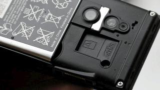BATTERI OG SIM: Sony Ericsson Elm Mobili.no