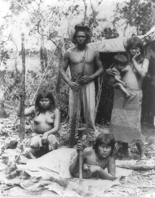 DAGENS JEGER OG SANKERE: Forskene bruker kunnskap om moderne tiders jeger og sankesamfunn for � si mer om hvordan f�rhistoriske mennesker levde i steinalderen. Dette er en brasiliansk indianerfamilie avbildet for rundt 100 �r siden. Foto: WIKIMEDIA