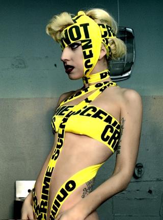KONTROVERSIELL: Fra Lady Gagas nye, svenskregisserte musikkvideo for l�ta Telephone. Foto: STELLA PICTURES