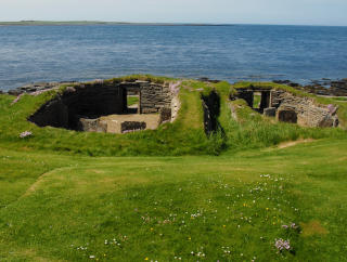 STEINALDERHUS: Nord-Europas eldste bolighus, Knap of Howar, ligger p� den bittelille �ya Papa Westray i Orkn�yene, og ble bygget rundt 3500 f.Kr. Vi har ingen lignende funn fra eldre steinalder. Foto: ASTRID MELAND