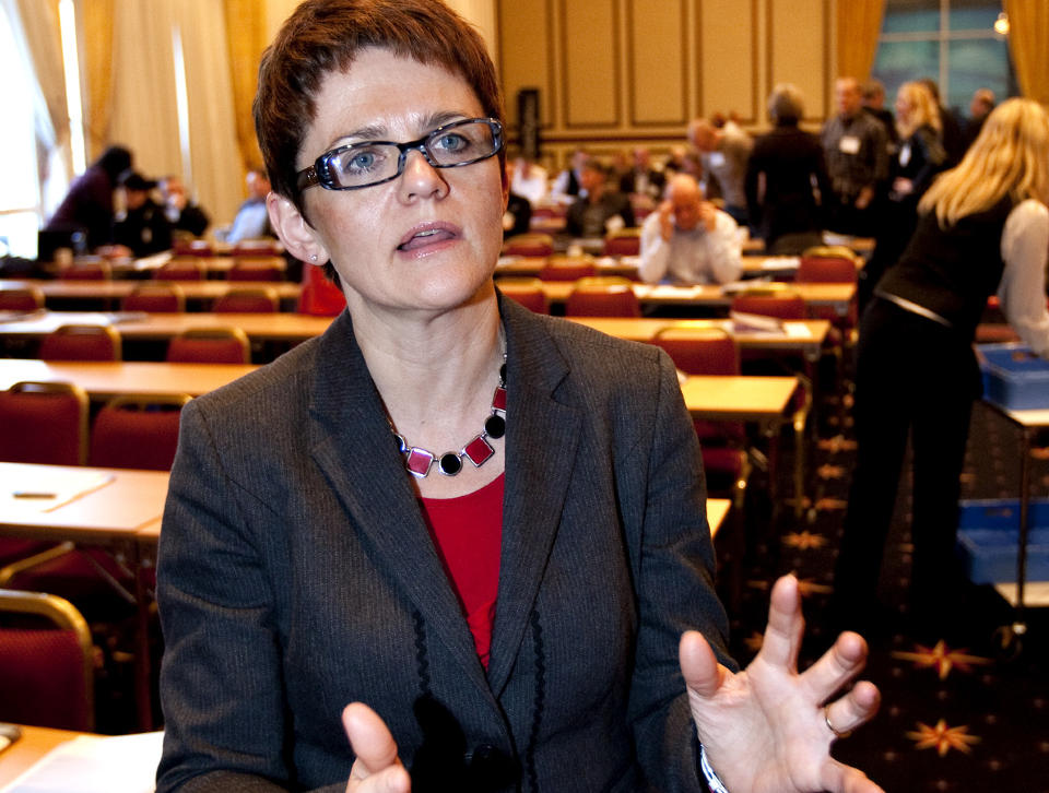INHABIL: Fiskeriminister Lisbeth Berg-Hansen har f�tt m�ttet t�le mye kritikk etter at hun tiltr�dte i fjor h�st. N� m� hun holde seg unna de omstridte gebyrsakene. Her fra sj�matdagene i Stj�rdal. Berg-Hansen taler og gestikulerer. Foto: Gorm Kallestad / Scanpix