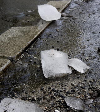 TRUFFET: Disse isklumpene traff Robin i hodet og for�rsaket et stort brudd i kraniet.  Foto: �ISTEIN NORUM MONSEN / Dagbladet