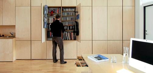 KOMPAKT INNREDNING: Alt kan gjemmes i innebygde skap; b�ker, tv, barskap, kl�r. Foto: Nils Petter Dale