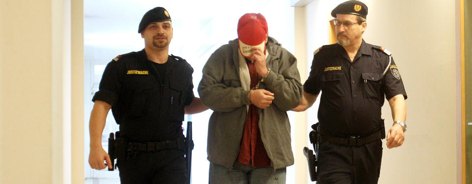 HOLDT NIESEN SKJULT I HALVANNET �R: 38-�ringen hjalp sin 13 �r gamle niese � r�mme fra foreldrene og holdt henne skjult fra politiet og barnevernet i halvannet �r. I august i fjor ble han p�grepet.  Foto: APA/SCANPIX