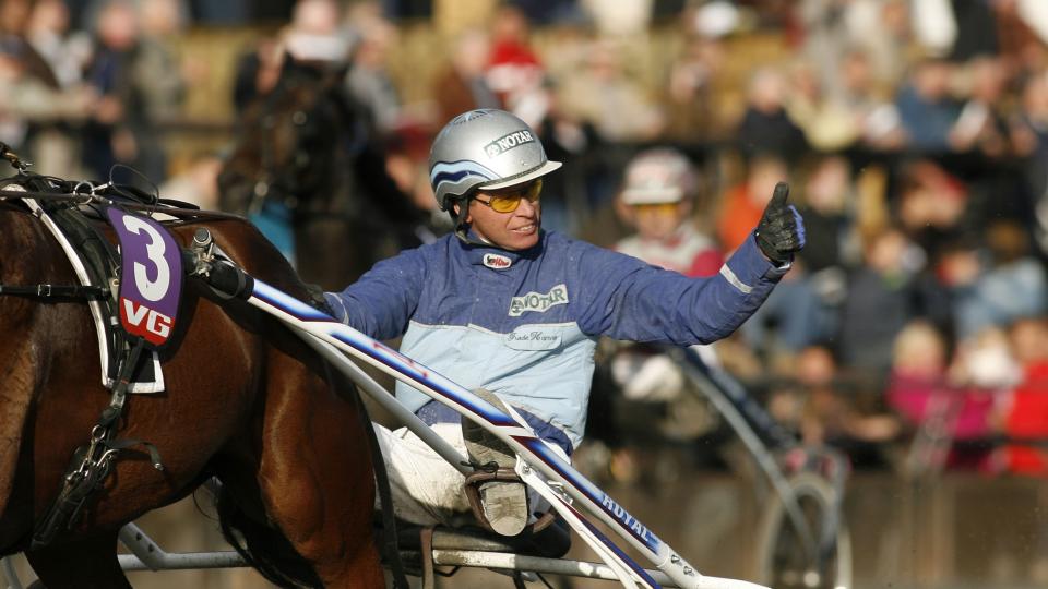 TOMMELEN OPP FOR EN ANNEN. Frode Hamre tror heller han vinner med en stor outsider enn med en stor favoritt p� l�rdag. Foto: HESTEGUIDEN.COM.