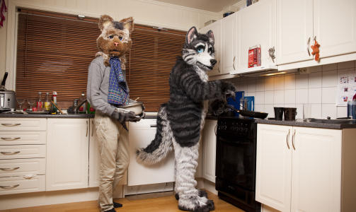 DISKER OPP: Dax og Dan trakterer furrygjestene p� en fest p� Gj�vik. Foto: SIGURD FANDANGO/DAGBLADET