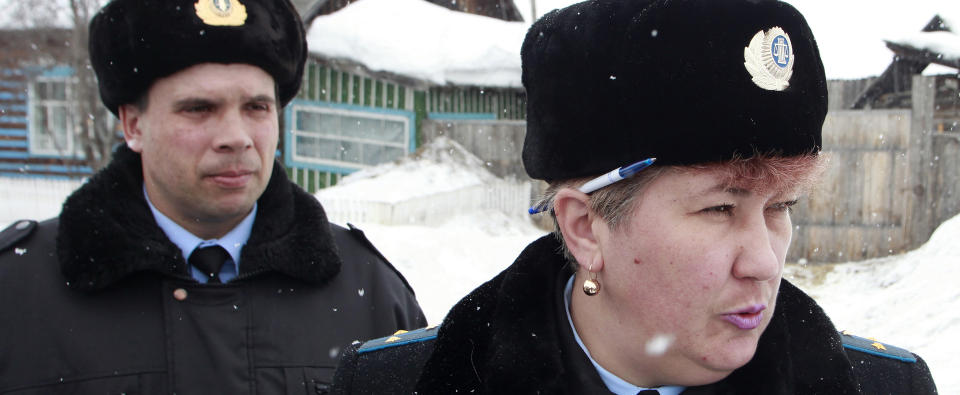 DEBATTERES HEFTIG I RUSSLAND: Russisk politi anklages stadig for maktovergrep. Her er to p� jakt etter skattesnytere i en landsby over 200 kilometer �st for Krasnojarsk i Sibir. Foto: REUTERS/SCANPIX
