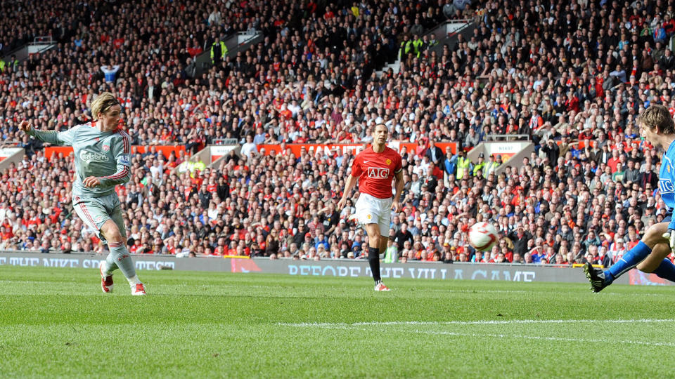 DR�MMER OM GJENTAKELSE: Liverpool-supporterne ville nok gitt ganske mye for en ny Old Trafford-opplevelse lik den de fikk da Fernando Torres satte inn dette m�let, og Liverpool slo Manchester United 4-1 for ett �r siden.Foto: SCANPIX/AFP/ANDREW YATES