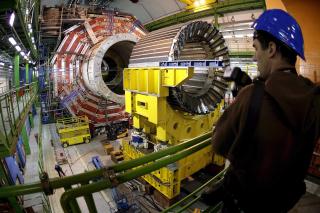 100 METER UNDER BAKKEN: LHC er bygget under jorda i Sveits. Foto: EPA/MARTIAL TREZZINI