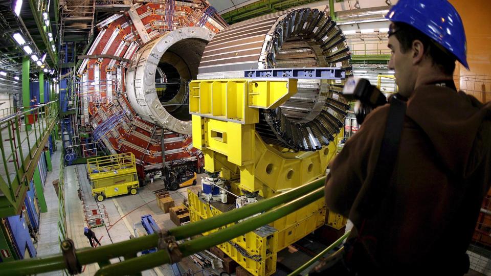 PROTON-O-RAMA: Den gigantiske partikkelakseleratoren LHC ved Geneve i Sveits satte ny verdensrekord i natt. Foto: EPA/MARTIAL TREZZINI/SCANPIX