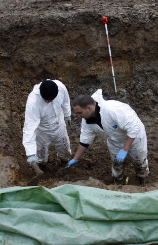 SREBRENICA: Her letes det etter beinrester i en av de mange massegravene i Srebrenica. Foto: AFP PHOTO / SCANPIX