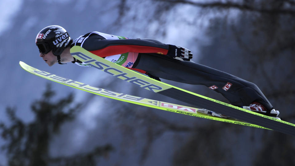 TOPPHOPP: Anders Jacobsen i svevet i f�rste omgang av skiflygings-VM i Planica. Hoppet holdt til tredjeplass bare 0,7 poeng bak lederen. I andre omgang skuffet b�de Jacobsen og Bj�rn Einar Rom�ren og ligger p� henholdsvis �ttende og sjuendeplass foran de to avgj�rende hoppene i morgen. Foto: Petr Josek, Reuters/Scanpix