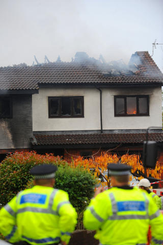 TOTALSKADD: Det gikk ikke helt etter planen da Timothy Flood (42) skulle tenne p� huset. Foto: Wales News Service