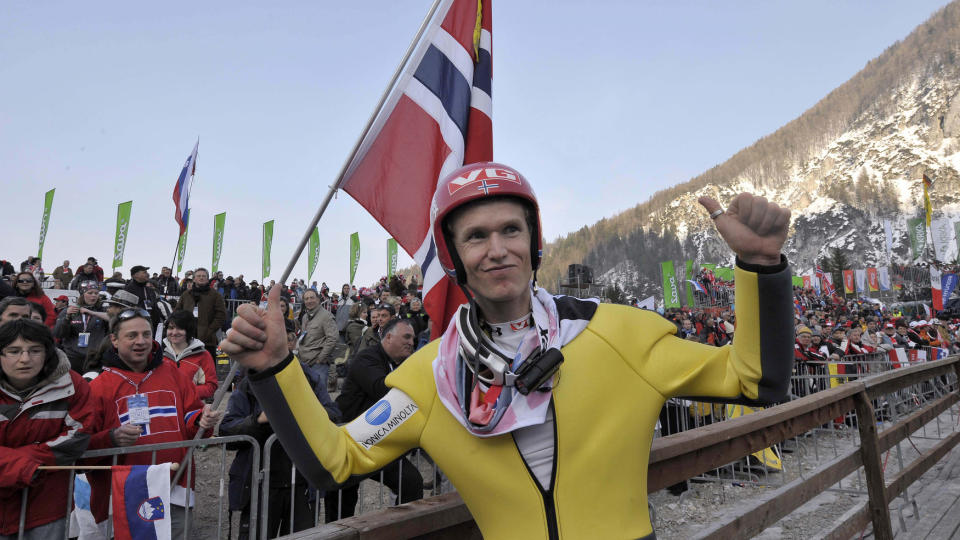 - ET FLOTT FARVEL: Roar Lj�kels�y kvalifiserte seg ikke til VM i skiflyging, men fikk ta et avskjedshopp i pausen mellom dagens to omganger. Foto: Srdjan Zivulovic, Reuters/Scanpix