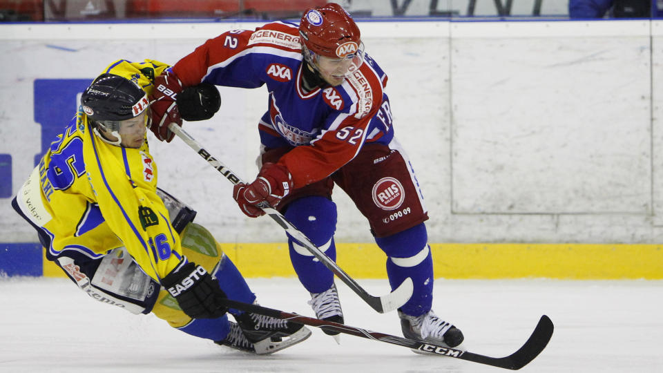 EFFEKTIVE STORHAMAR: V�lerengas Anders Fredriksen (t.h.) tapte 1-2 for Andreas Gr�ndahl og Storhamar i f�rste semifinale i NM i Jordal Amfi i kveld. Foto: H�kon Mosvold Larsen, Scanpix
