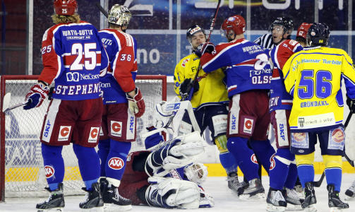 HISSIG STEMNING: V�lerengas Jonas Olsson g�r l�s p� Storhamars Martin B. Huse. Foto: H�kon Mosvold Larsen, Scanpix