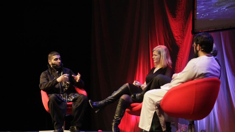 VIL V�RE ISLAMS ANSIKT UTAD I NORGE: Arfan Bhatti tok et oppgj�r med norsk presse p� journalistkonferanse i T�nsberg, her intervjuet av NRKs Anne Lindmo. Foto: Peder Gjers�e