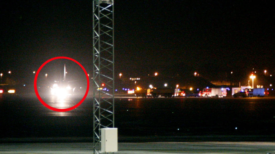  KONTROLLERT:  Mer enn 20 ambulanser og brannbiler sto i beredskap p� Stavanger Lufthavn Sola. Norwegian-flyet (innringet) rett etter den vellykkede sikkerhetslandingen. FOTO: 2400-TIPSER.