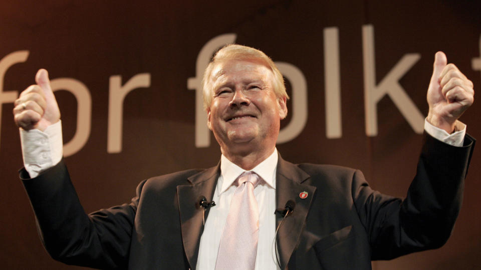   P� VEI TILBAKE?  Her takker Carl I. Hagen av som formann i Fremskrittspartiet i mai 2006. N� pr�ver Frp-kolleger � dra den tidligere visepresidenten i Stortinget tilbake i rampelyset. FOTO: CORNELIUS POPPE, SCANPIX.