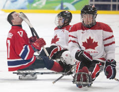 VANT OVER STORFAVORITTEN:  Det norske kjelkehockeylaget feirer bronsemedaljene i Paralympics etter at hjemmelaget Canada ble sl�tt 2-1 i bronsefinalen i g�r. Foto: REUTERS/SCANPIX