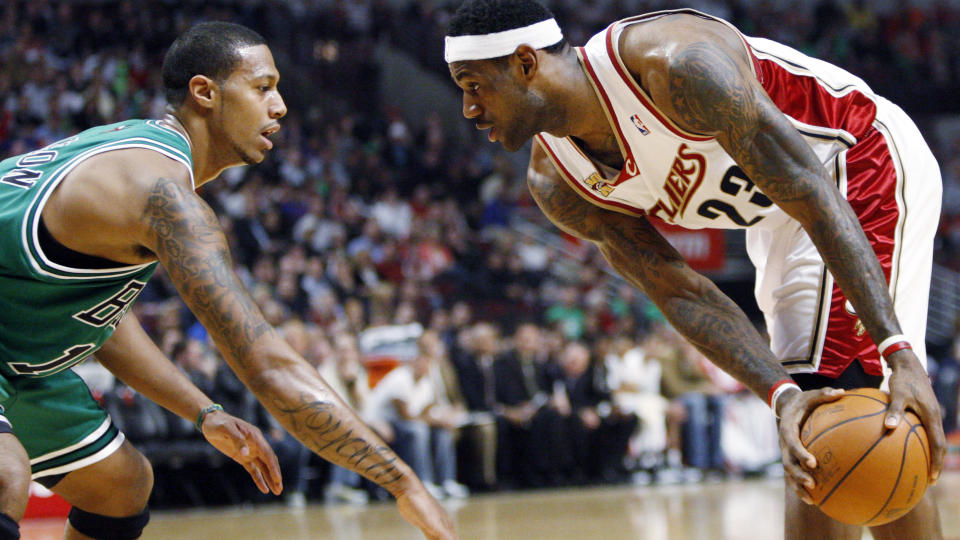 15 000: LeBron James (t.h.) fra Cleveland Cavaliers passerte 15 000 poeng i NBA som tidenes yngste. Her i m�te med James Johnson og Chicago Bulls i natt. Foto: Nam Y. Huh, AP/Scanpix