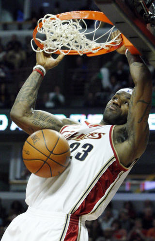 DUNK: LeBron dunker inn to av sine 29 poeng i nattas kamp. Foto: Nam Y. Huh, AP/Scanpix