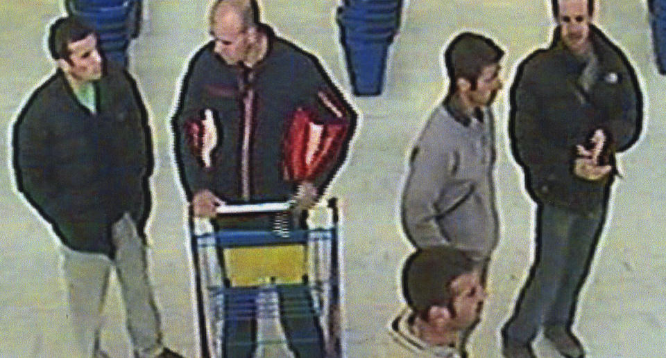 HENGT UT SOM TERRORISTER:Et bilde fra videoklippet som ble hevdet � v�re av ETA-terrorister. De fem p� bildet viste seg � v�re spanske brannmenn p� ferie. Foto: REUTERS/SCANPIX