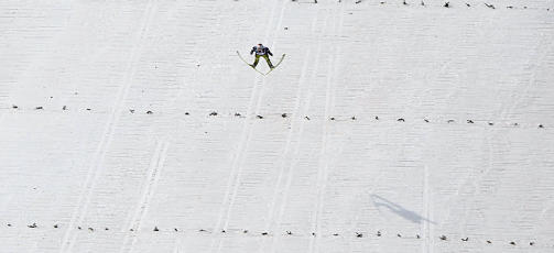 SUVEREN IGJEN: Nok en gang var sveitsiske Simon Ammann i en klasse for seg, og slo s�lvvinner Gregor Schlierenzauer med 25,5 poeng. Foto: Hrvoje Polan, AFP/Scanpix