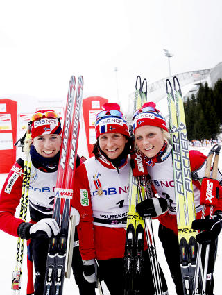 REPRISE: Her jubler Marit Bj�rgen, Kristin St�rmer Steira (t.v.) og Therese Johaug (t.h.) for trippelseier p� tremila i Holmenkollen sist helg. I dag kom de samme tre f�rst i m�l p� skiathlom i Falun. Foto: Stian Lysberg Solum, Scanpix