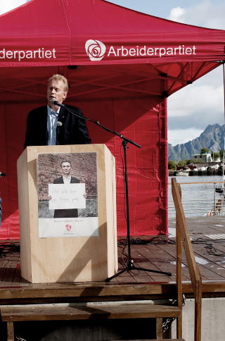 HOLDT TALE: Ap sin partisekret�r Raymond Johansen holdt under valgkampen appell i Lofoten der han gikk langt i betrygge lokale Ap-folk om st�tte til videre leting etter olje- og gass i havet utenfor.  FOTO: Matias Nordahl Carlsen