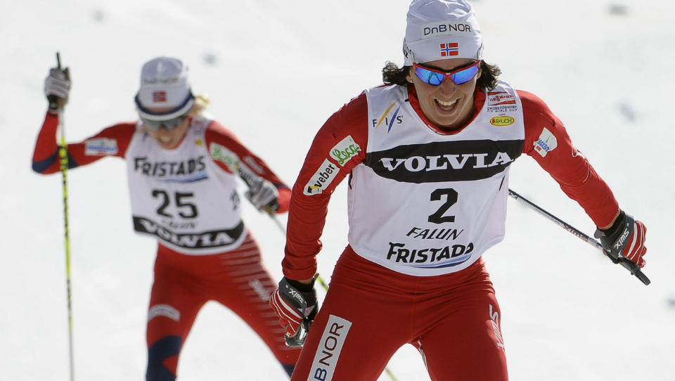 BEST IGJEN: Marit Bj�rgen gikk inn til enda en seier p� dagens 2 x 5 kilometer skiathlom i Falun. Her med Kristin St�rmer Steira p� slep. Therese Johaug sikret norsk trippelseier. Foto: AFP/Scanpix