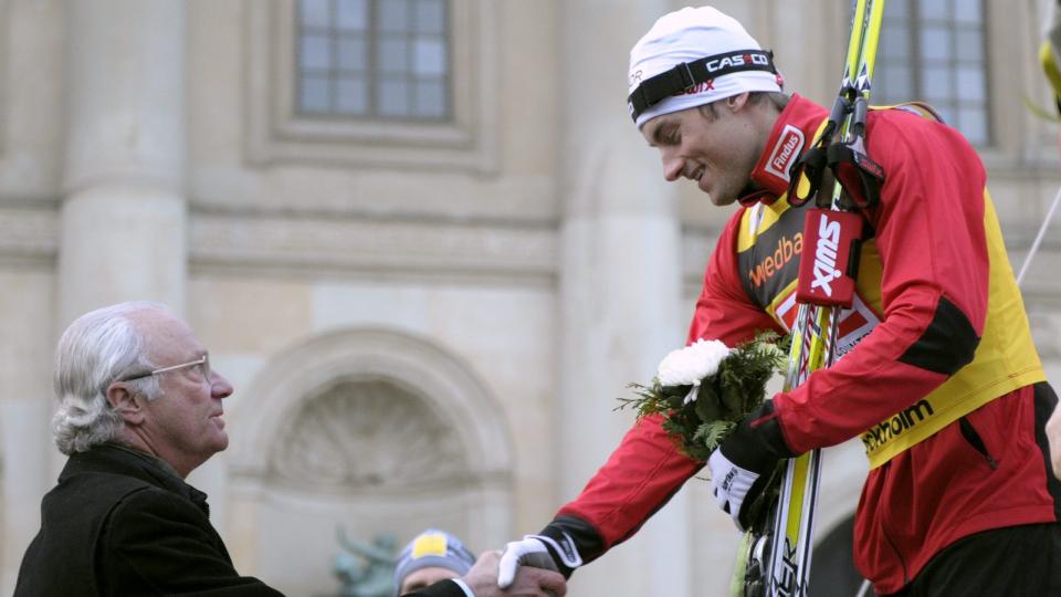 S�KTE HAN STATSBORGERSKAP? Onsdag m�tte Petter Northug svenskekongen i Stockholm. Mon tro om tr�nderen fortalte Carl Gustaf om sine hemmelige dr�mmer om � v�re svenske. Foto: Anders Wiklund, Scanpix